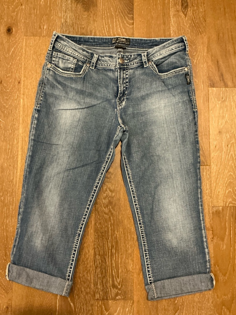 EUC - Women’s Silver Suki Surplus Capri Jeans - Size 18